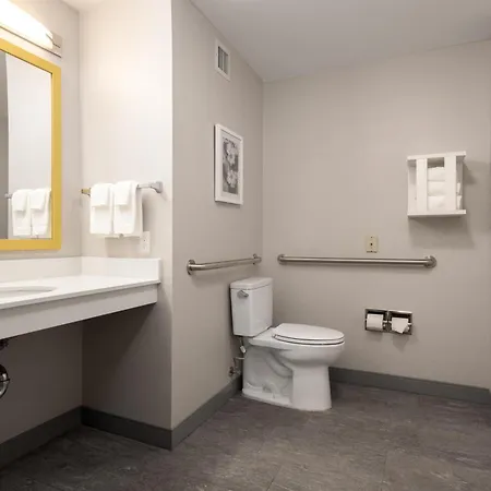 Hampton Inn & Suites Manteca-2
