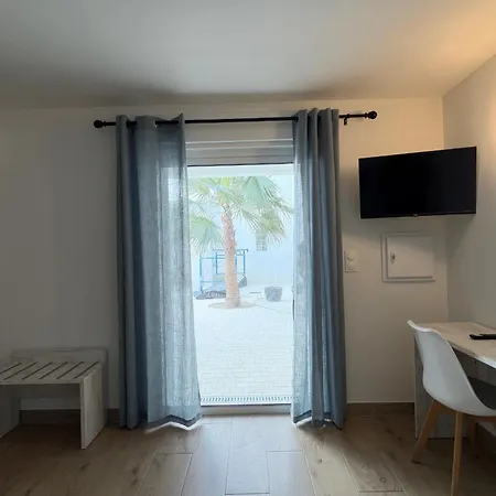 Hotel Les Palmiers En Camargue-2