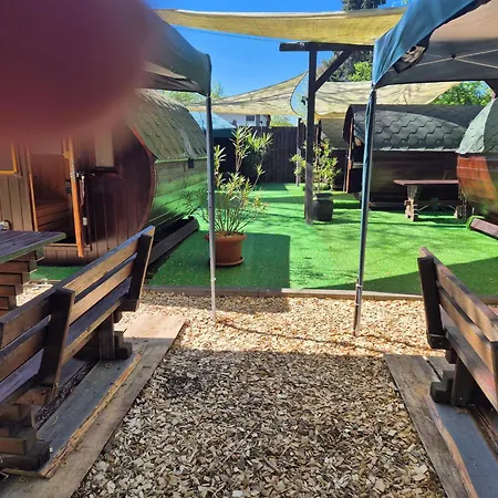 Mini Hotel Übernachten Im Gurkenfass-3