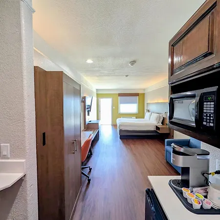 Holiday Inn Express & Suites Galveston West-Seawall-3