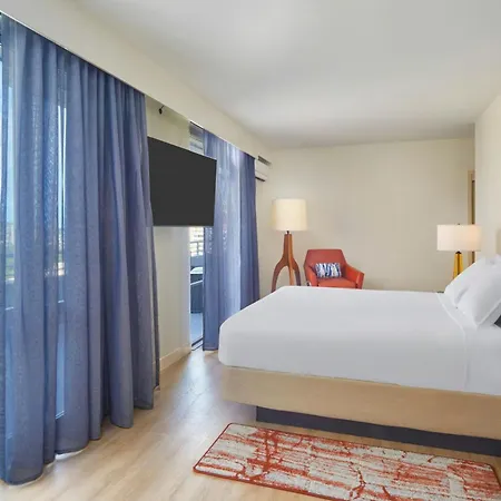 Courtyard By Marriott Waikiki Beach-3