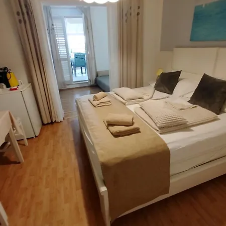 Rooms And Apartments Palma B&B-3