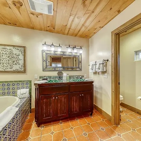 Adorable Studio Cabin With Covered Porch, Near Main Street, 2 Dogs Ok-2