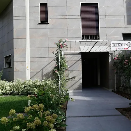ampio appartamento con giardino e box-3