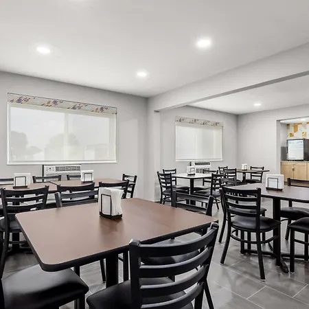Days Inn By Wyndham La Crosse-2