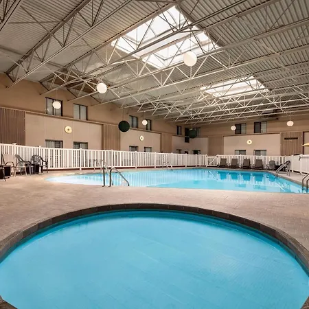 Ramada By Wyndham Grand Forks-2