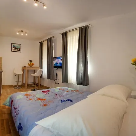 Central Luxury Rooms Izidor-2