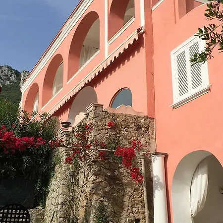 Capri Villa Bismarck-3