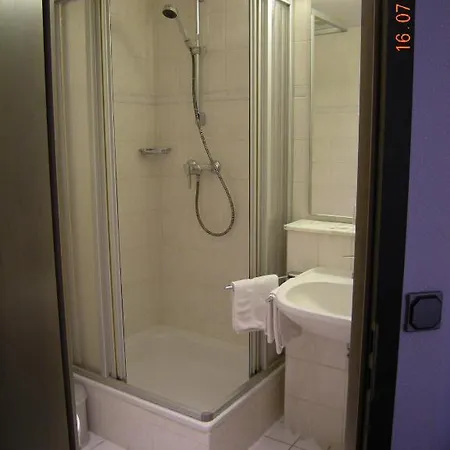Hotel Merkur Garni-3
