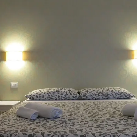 Dante Rooms And Apartment-3
