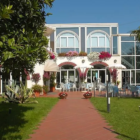 Hotel Riviera 3 Stelle con piscina estiva gratuita e garage a pagamento-3