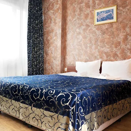 Hotel Akord - Free Parking & Metro Access-3