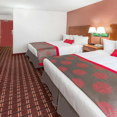 Ramada By Wyndham Medford Hotel & Conference Center-3