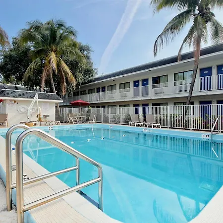 Travelodge By Wyndham Pompano Beach-3