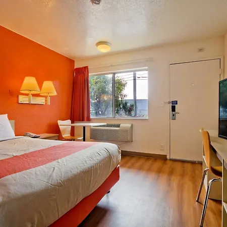 Travelodge By Wyndham Pompano Beach-2