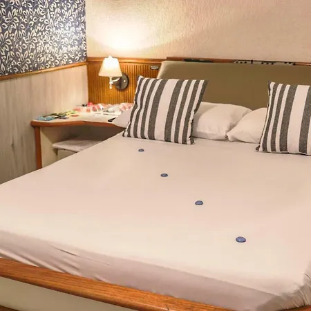 Motel Shampoo (Adults Only)-2