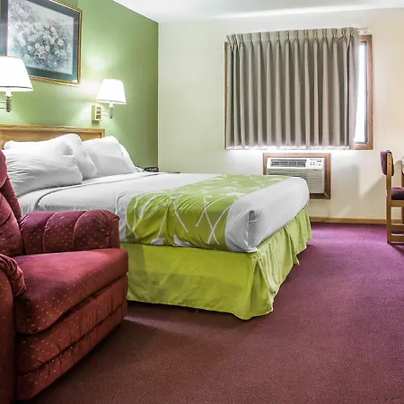 Econo Lodge Inn & Suites Dubuque-2