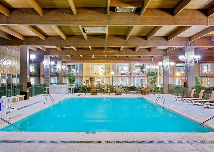 Ramada By Wyndham Mitchell Hotel & Conference Center