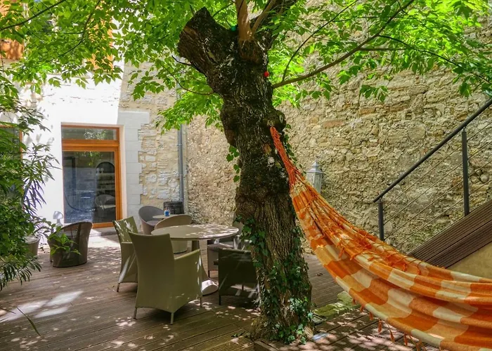 La Chambre Des Petits Papes, Intra Muros