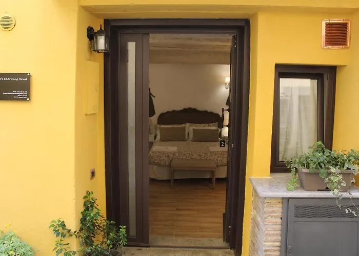 Livia'S Charming Room