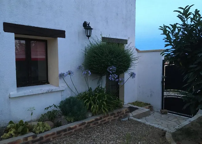 maison blanche piscine et petit déjeuner