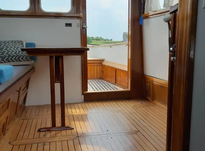 Prive B&B Motorsailer Rataplan Kamperland