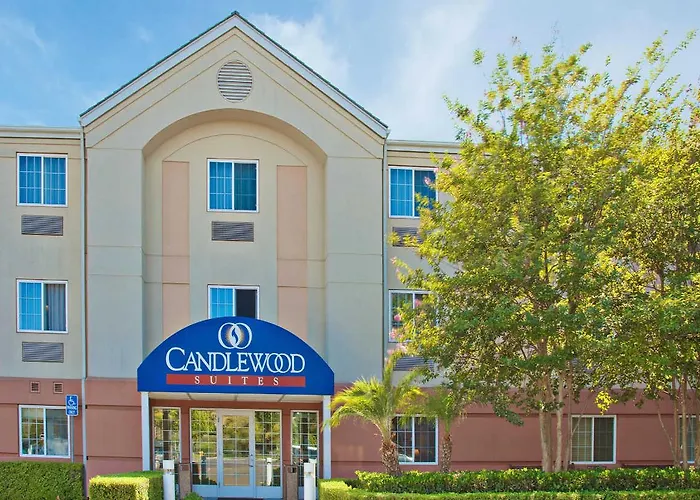 Lake Forest Hotels