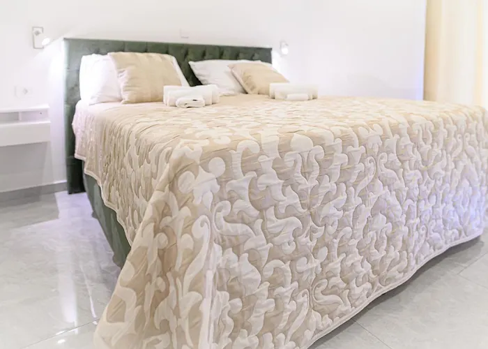 Luxury Rooms Green And Gold Split