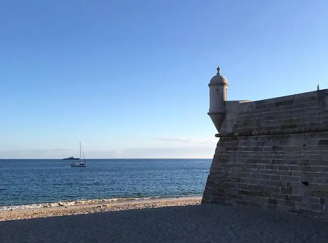 Cosy Room With Bathroom And Private Access Sesimbra