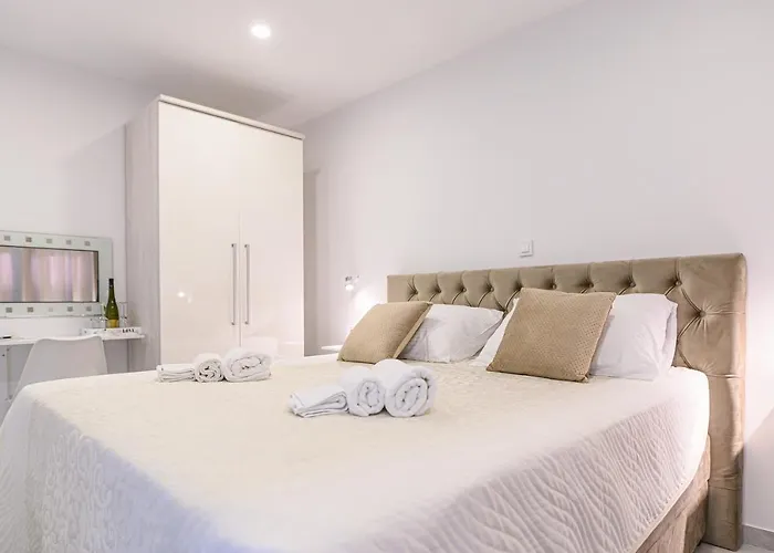 Luxury Rooms Green And Gold Split