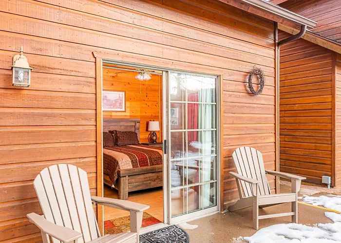 Cabin #4 The Wolves Den - Pet Friendly- Sleeps 6 - Playground & Game Room