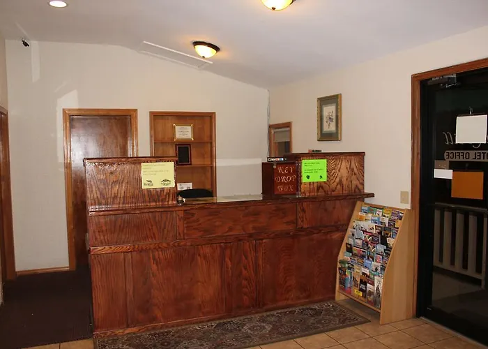 Oak Hill Inn And Suites