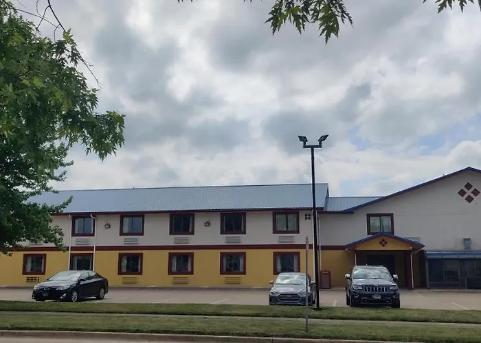 Super 8 By Wyndham Champaign Motel
