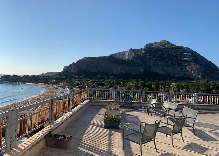 Hotel Camera con bagno condiviso di fronte spiaggia Mondello