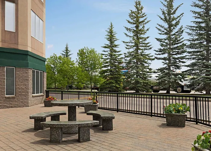 Hotel Super 8 By Wyndham Calgary Shawnessy Area