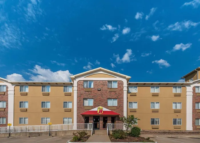 Super 8 By Wyndham Denton Hotel