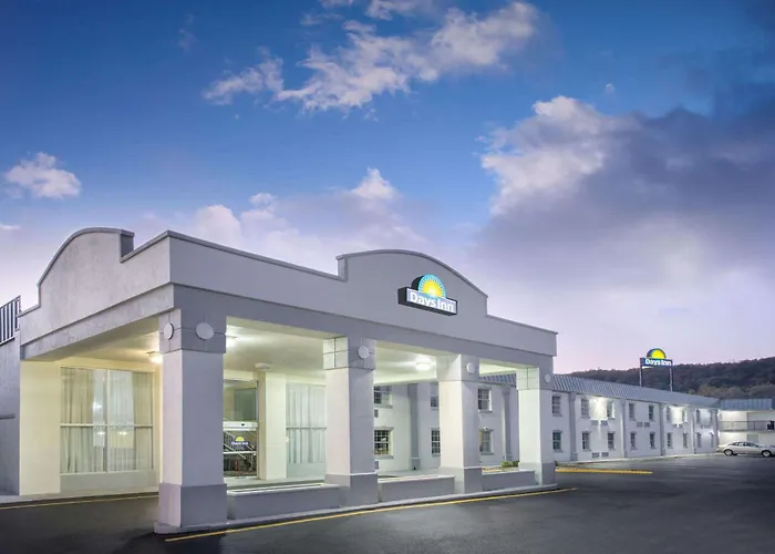 Days Inn By Wyndham Roanoke Hollins Near I-81