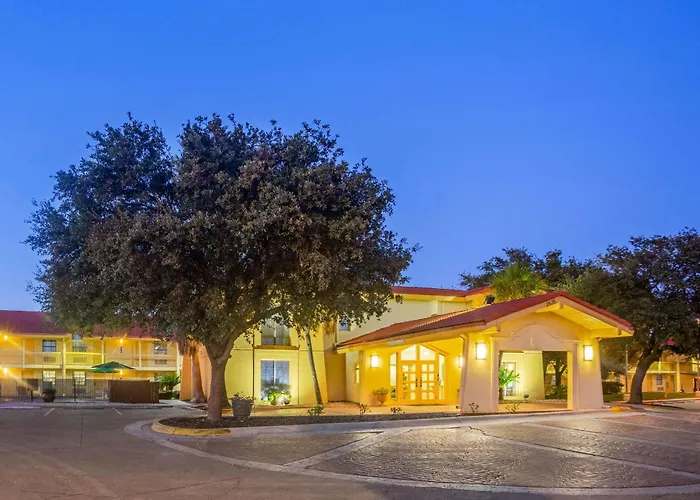 Super 8 By Wyndham Eagle Pass Hotel