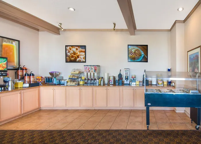 Days Inn & Suites By Wyndham Clovis