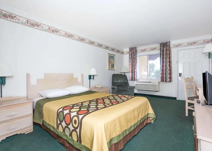 Super 8 By Wyndham Cottonwood Hotel