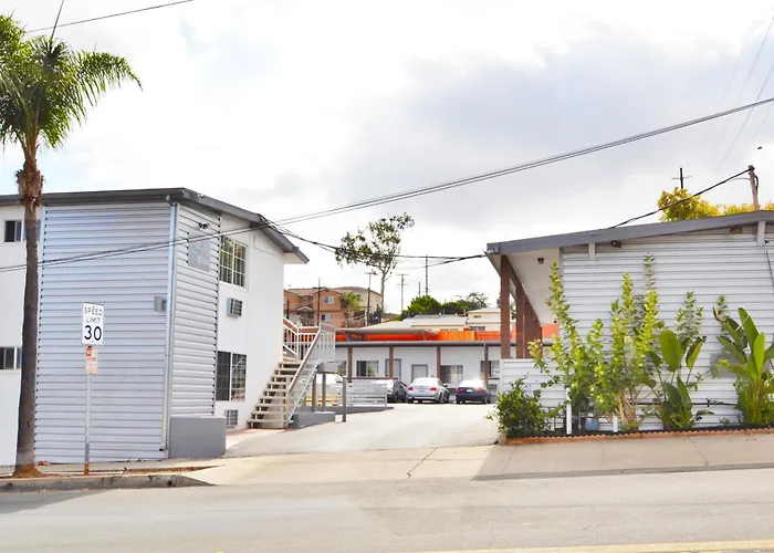 Lodge At 32Nd