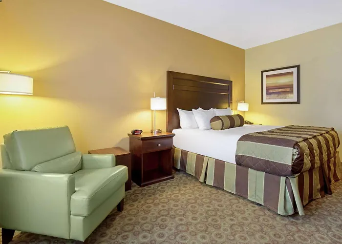 La Quinta By Wyndham Dickinson Hotel