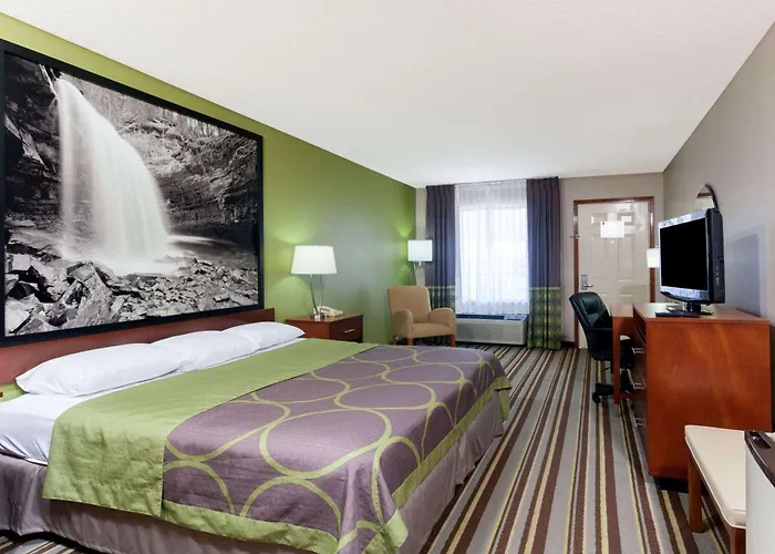 Super 8 By Wyndham Clarksville Northeast