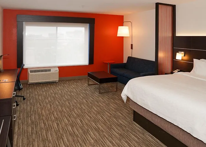 Holiday Inn Express & Suites - Aurora Medical Campus By Ihg