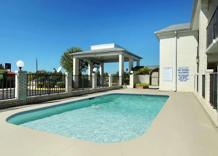 Super 8 By Wyndham Lancaster Motel