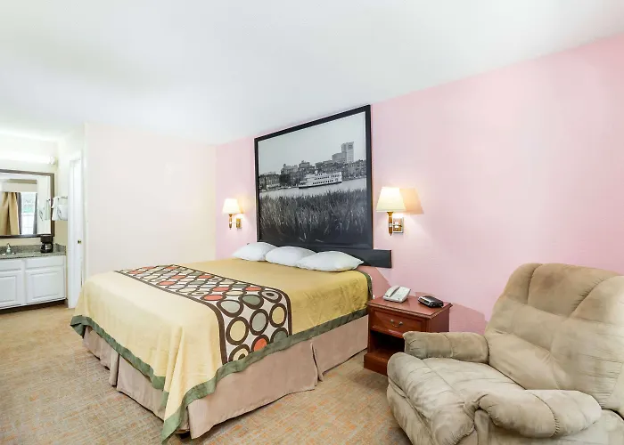 Super 8 By Wyndham Statesboro Hotel