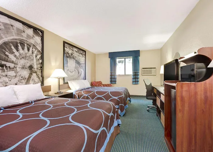 Super 8 By Wyndham Hutchinson Hotel