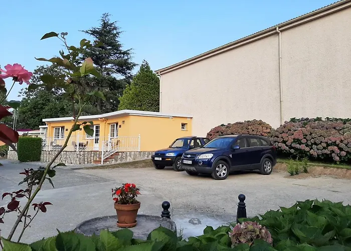 Hotel Alvaro frente Palacio-Museo Selgas Cudillero