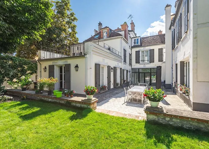 La Maison De L 'Arbre Sec