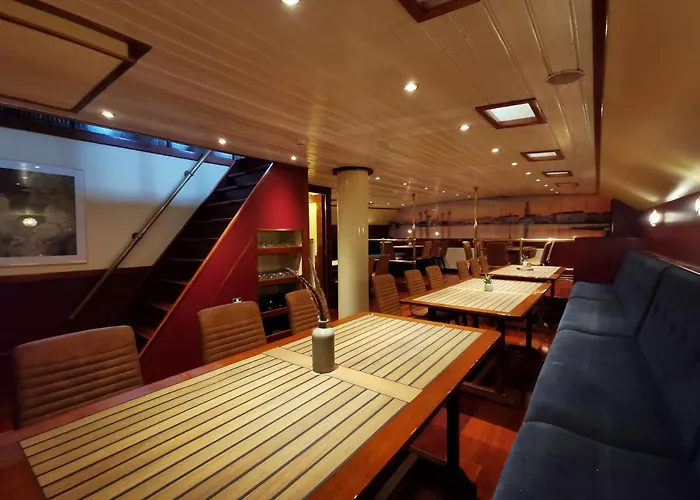 B&B Sailing Ship Summertime